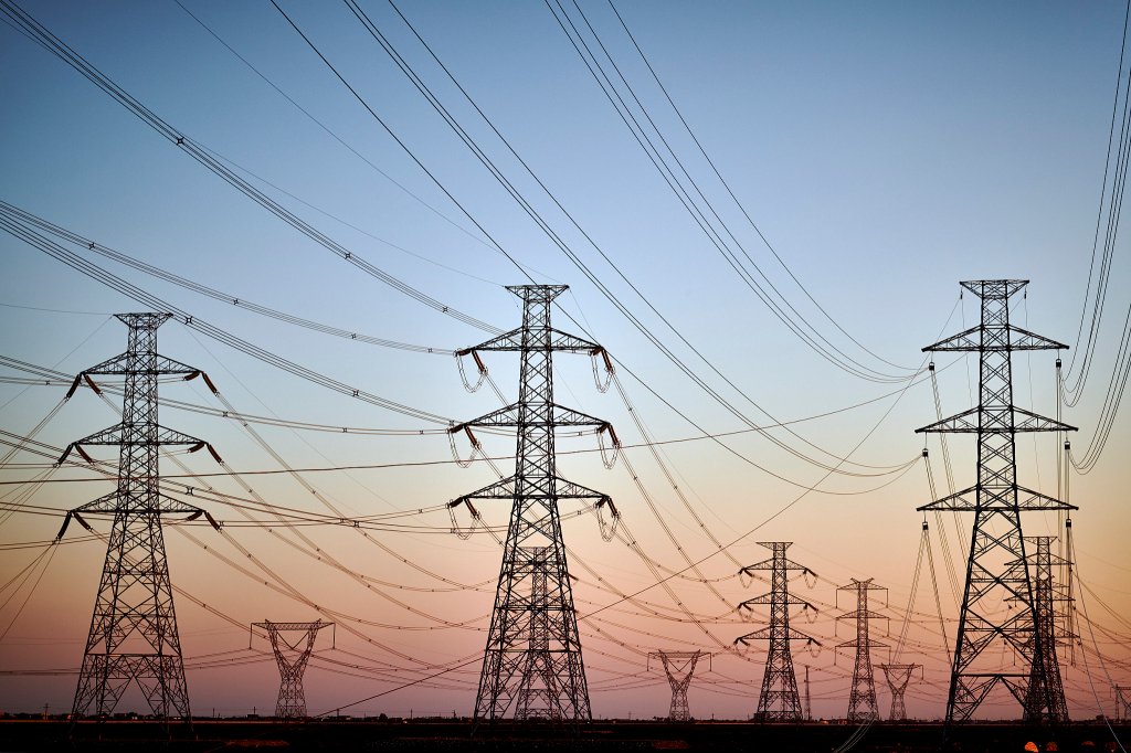 Tək fazalı və üç fazalı enerji: fərqlər və&nbsp;tətbiqlər