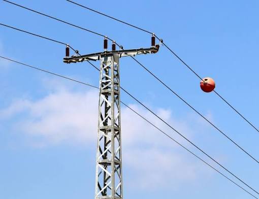 Elektrik xətlərinin üzərinə rəngli toplar niyə&nbsp;quraşdırılır?